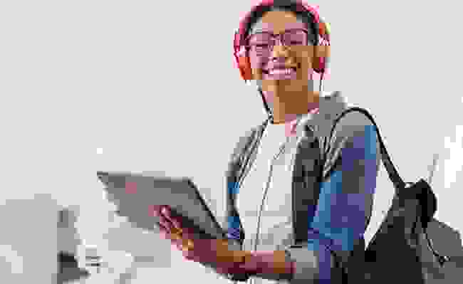 student-headphone img